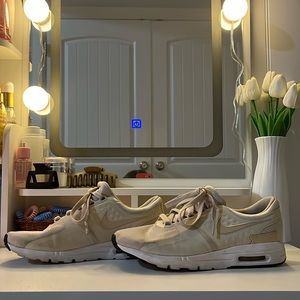 Nike Air running/ tennis shoes!